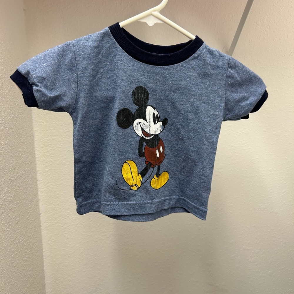 Disney Parks adorable Mickey tee!
